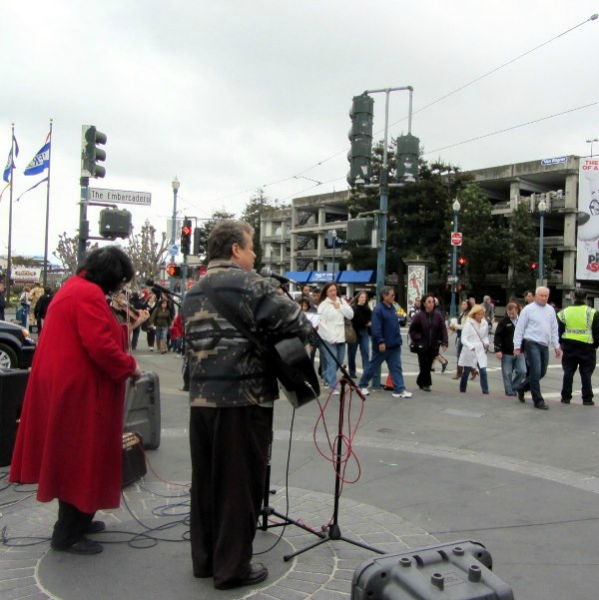 PAUL & NOREEN SING AT WHARF